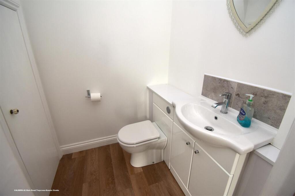 26 Main Road Twycross Guests Cloaks.JPG