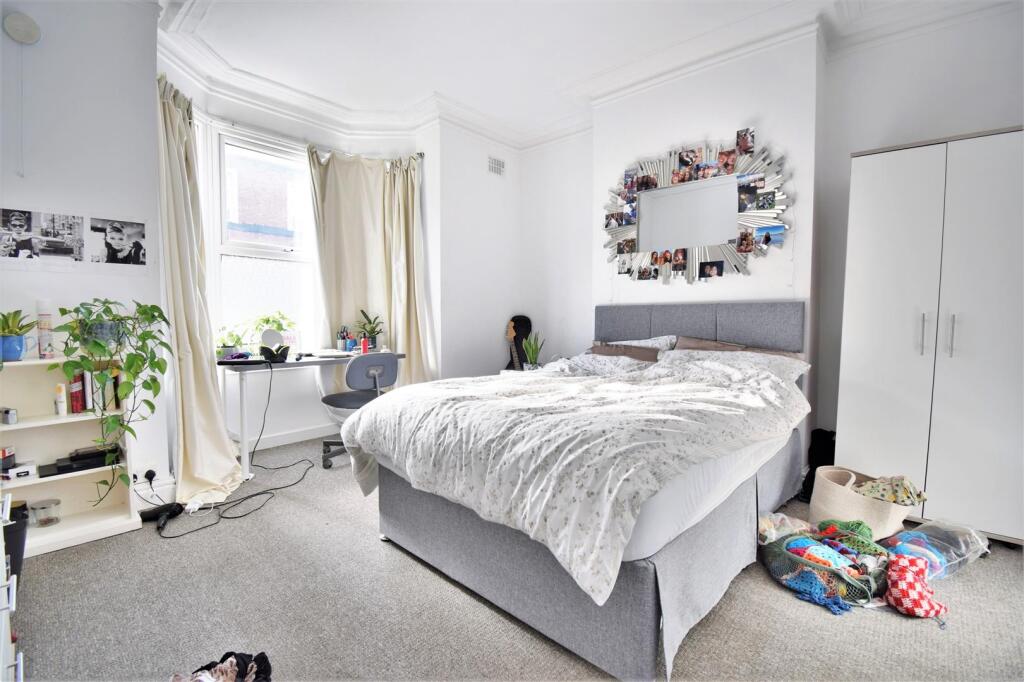 Student-letting-agent.jpg