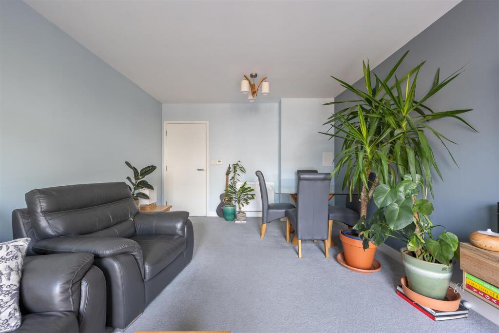 Hickman Avenue, E4