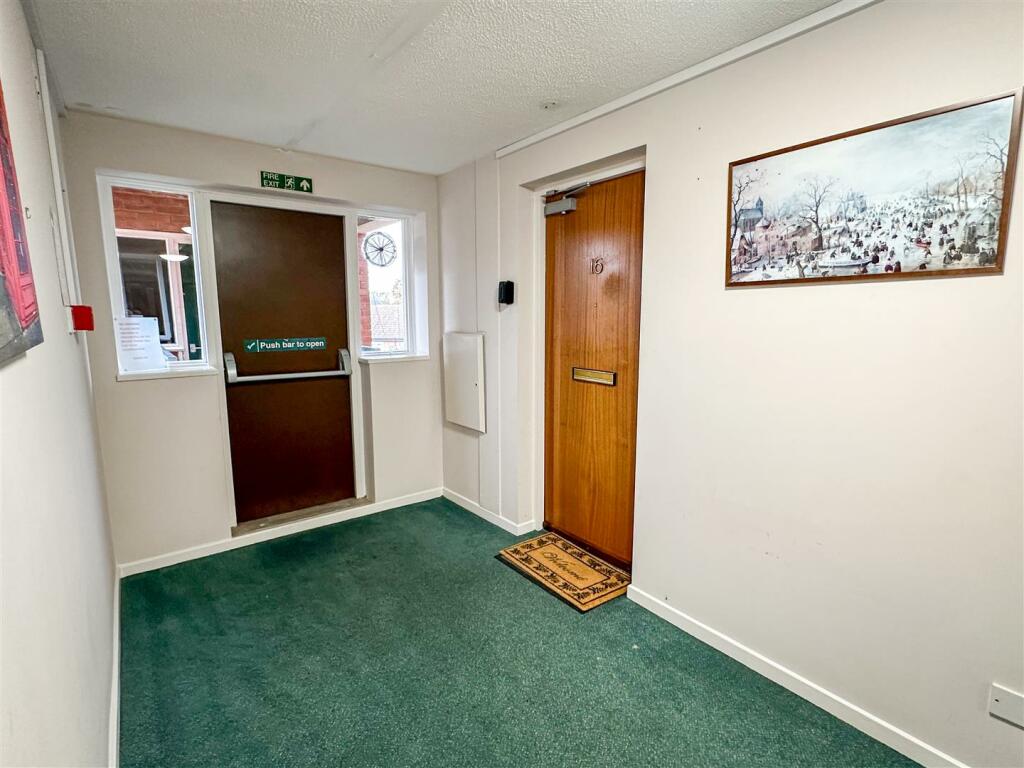 COMMUNAL ENTRANCE HALLWAY