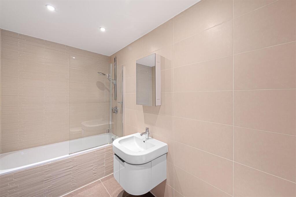Flat 3, 35 Netherhall Gardens Hi-14.jpg