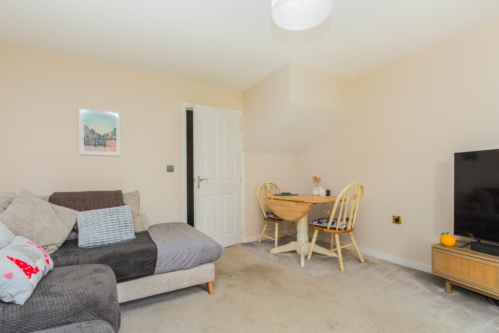 Lounge/Dining Roo...