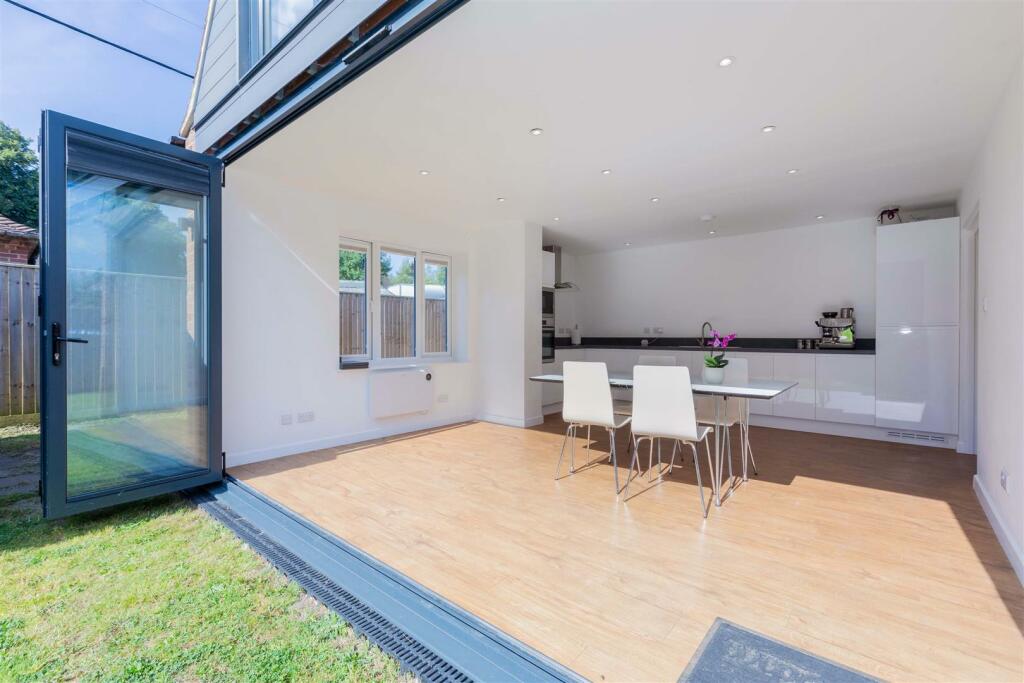 16 Holly Close-13.jpg