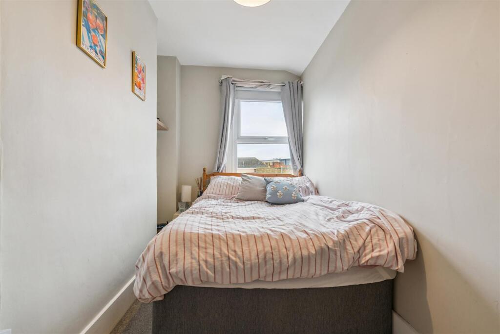2a Gambole Road SW17 bedroom 3.jpg