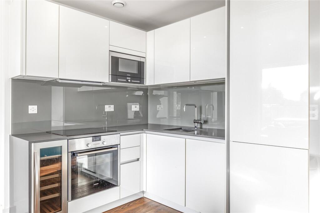 Central Avenue, London, SW6