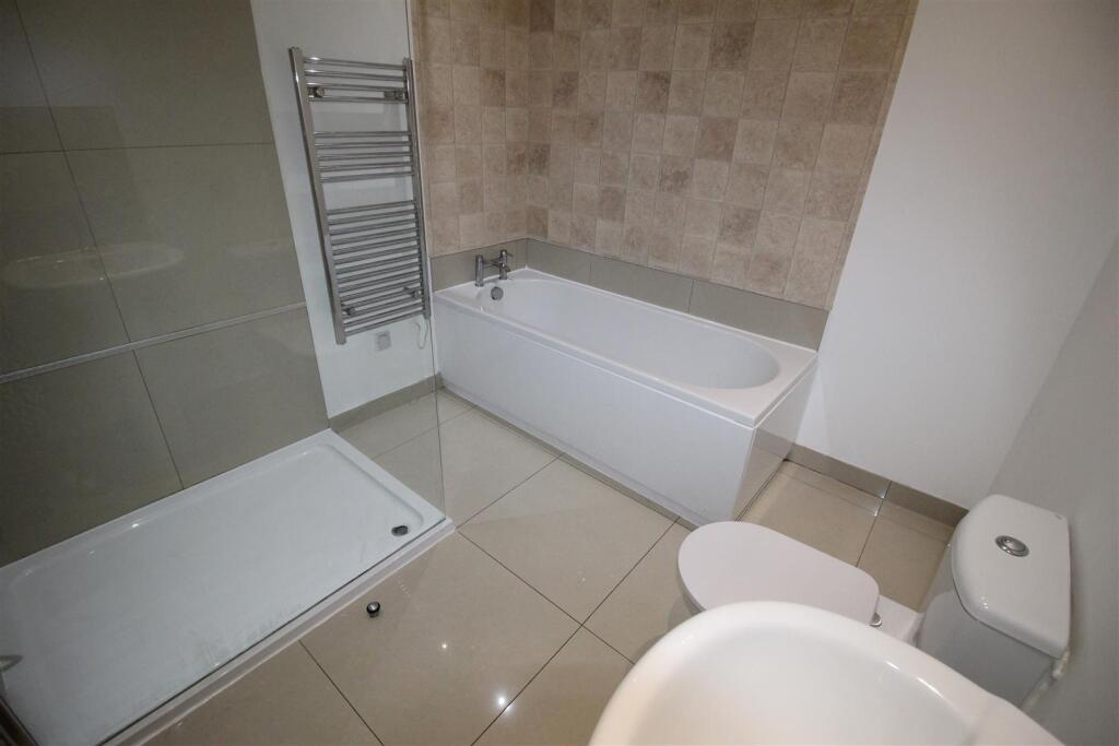 Duckworth Buildings, flat 6, bathroom.JPG