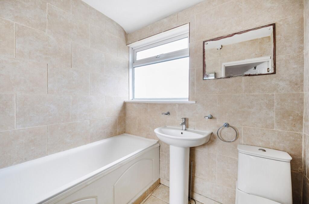 Modern bathroom Dean EweMove cheam and Sutton