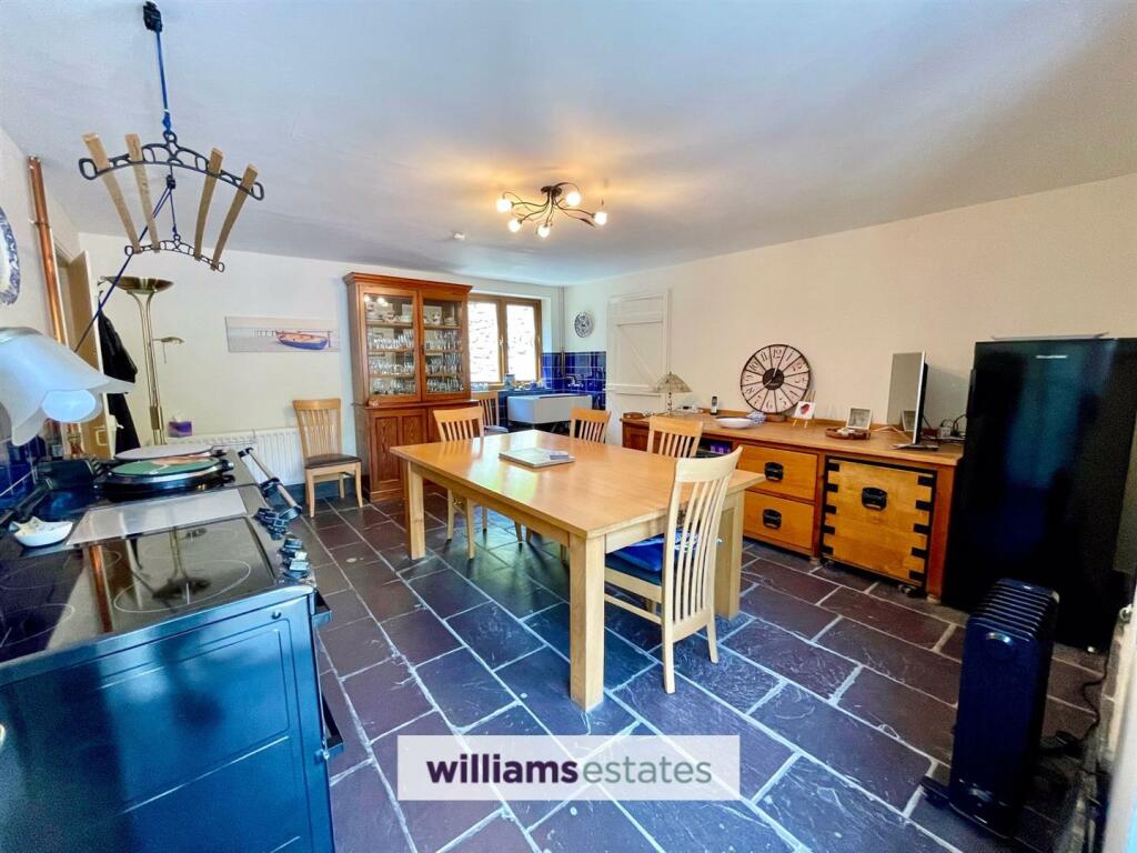 Kitchen/ Dining Room