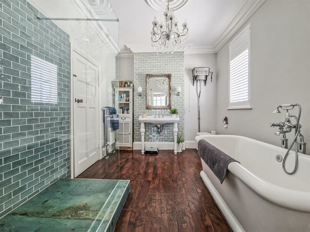 stunning four piece bathroom
