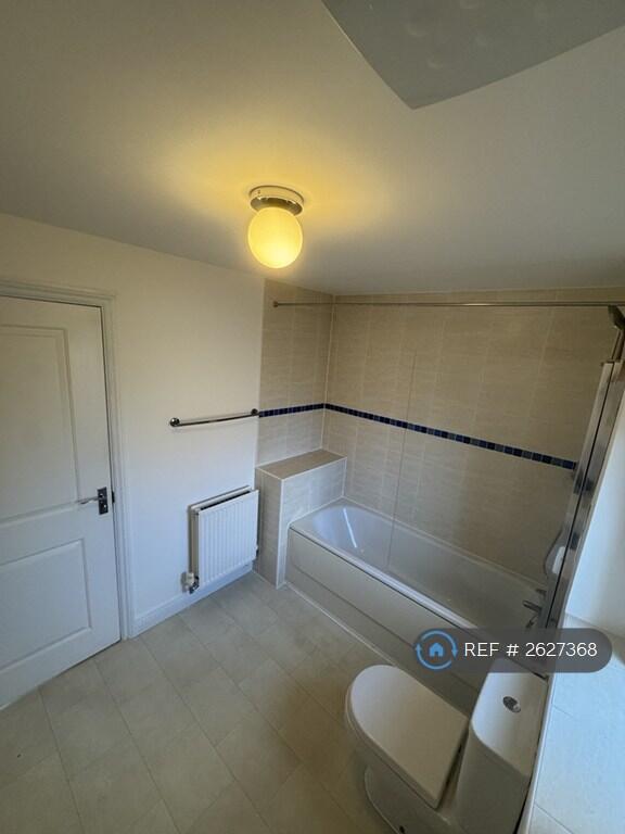 Family Bathroom #2