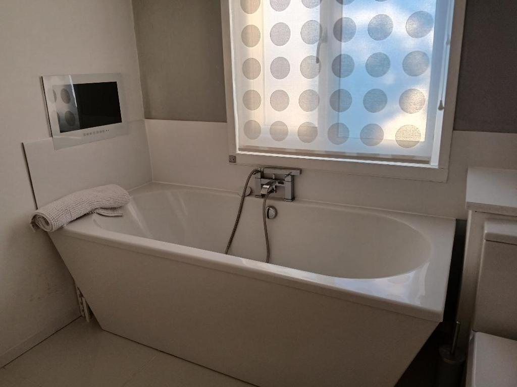 Large double-ended bath with TV