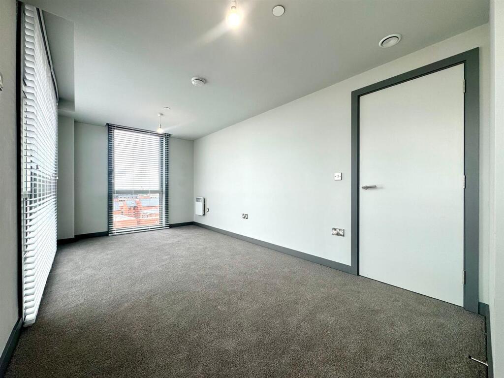 Main bedroom pic 3.jpeg