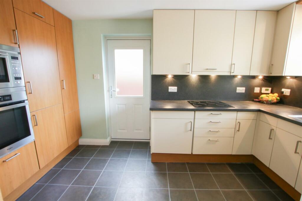 FITTED KITCHEN