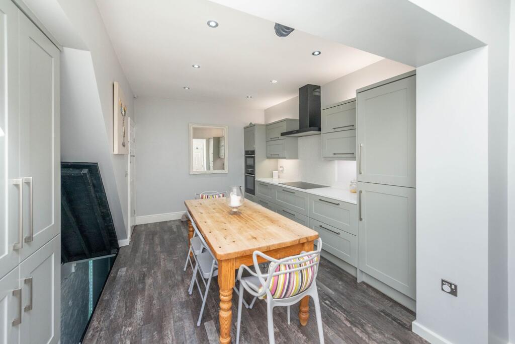 KITCHEN DINER AND LOUNGE