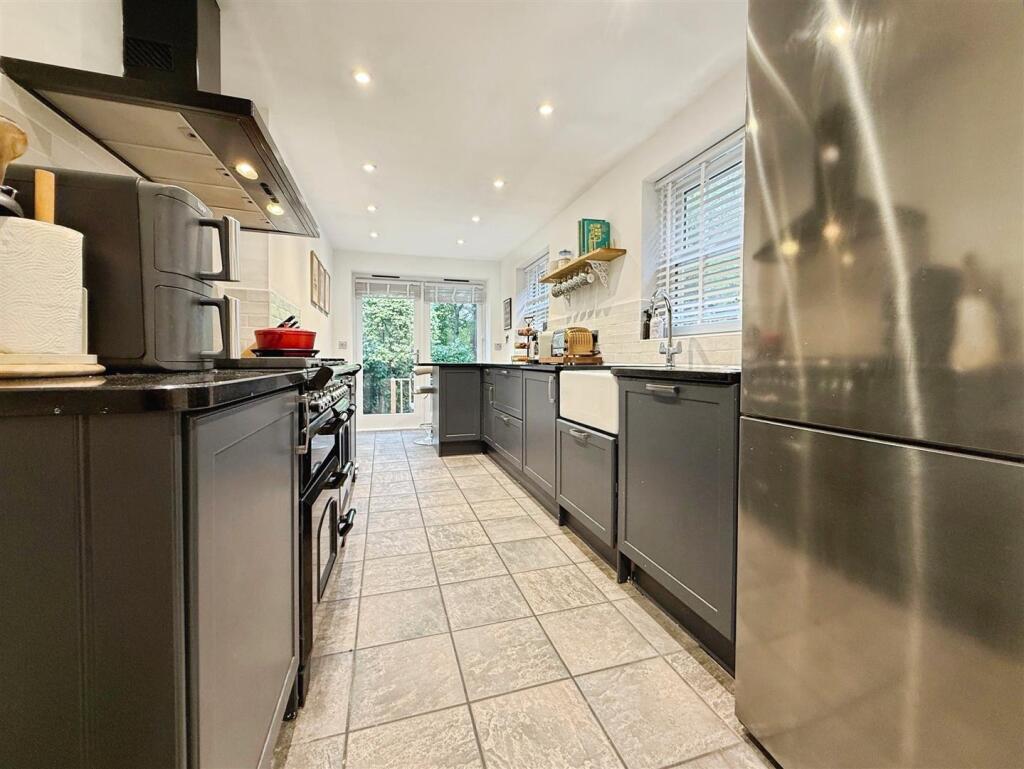 efa89bcb--4D46-B2B4-AC1894DD7E10-85726-00001C16572