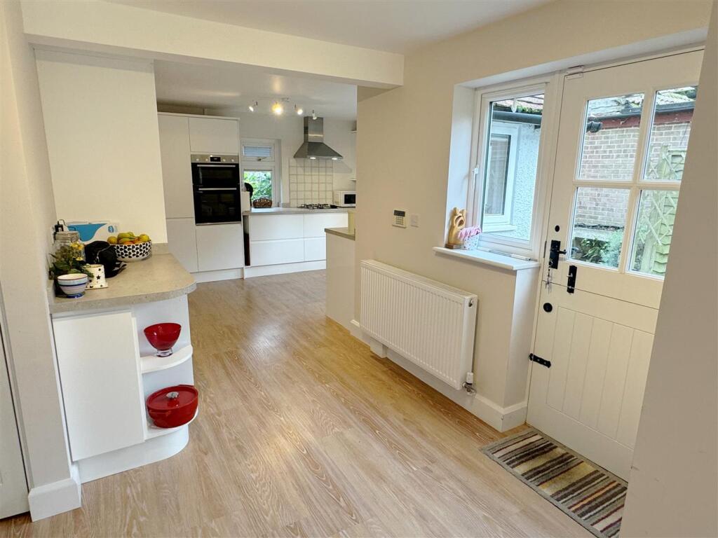 Breakfast Area - Kitch 1.JPG