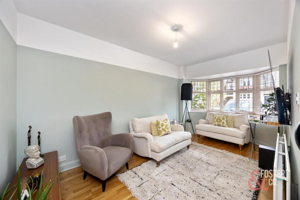 Amesbury Crescent, 4-015.jpg
