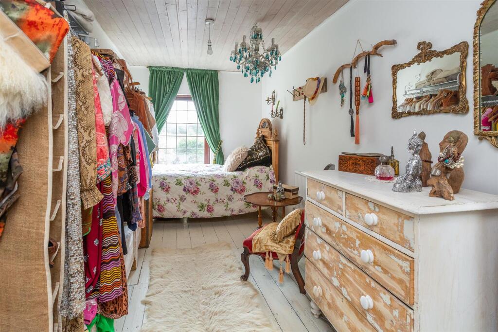 19_bedroom_3a.jpg