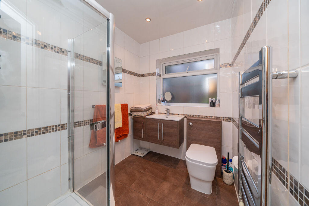 MASTER BEDROOM EN-SUITE