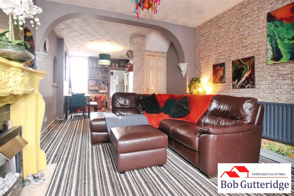 OPEN PLAN LOUNGE / DINING ROOM