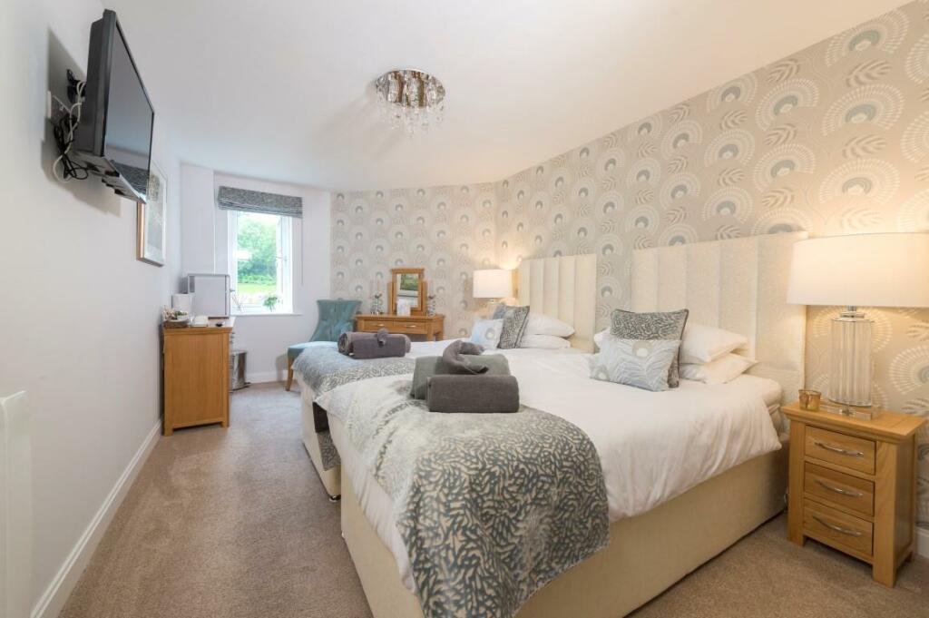 Chesterton Court_ Ilkley - Guest Suite.jpg