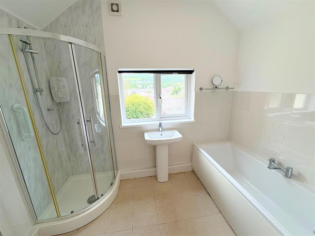 Bathroom a.jpg