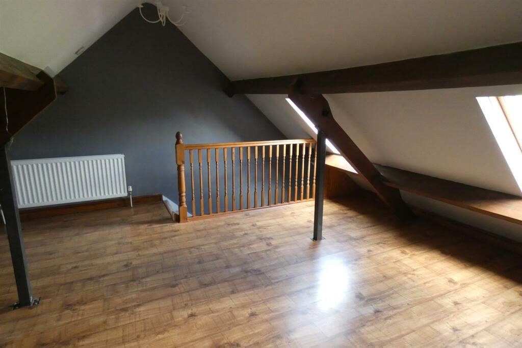 SPACIOUS LOFT ROOM