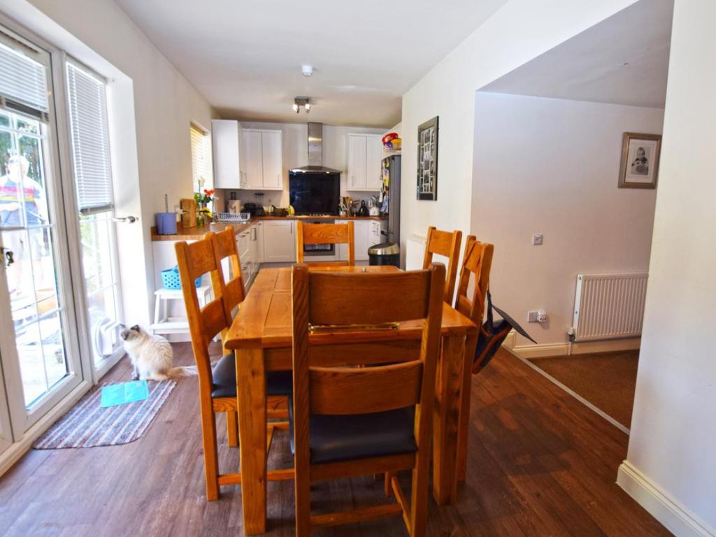 OWNERS KITCHEN / DIN