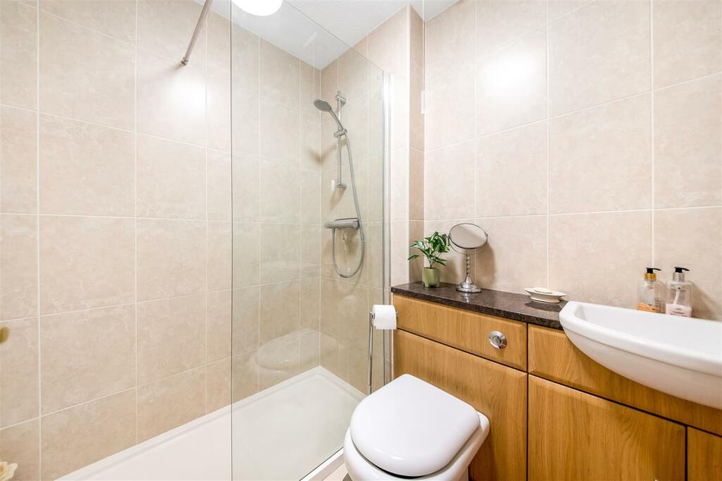 HOUSE SHOWER ROOM