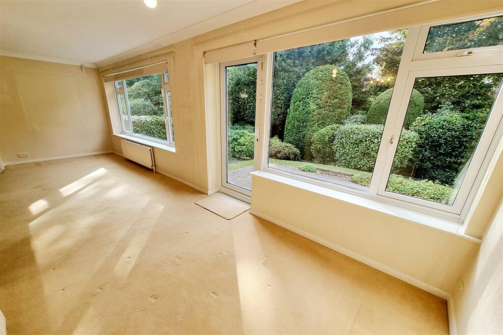 REAR SECTION OF 'L' SHAPED RECEPTION ROOM: