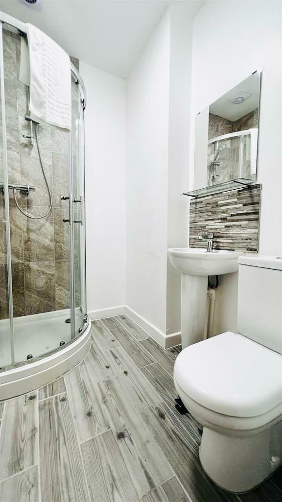 En suite to bedroom 2
