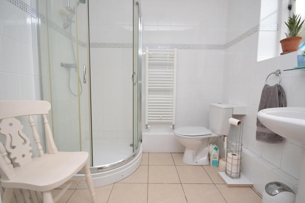 GROUND FLOOR SHOWER 