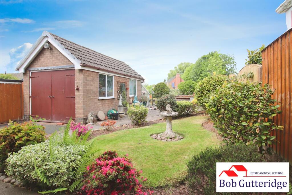 ENCLOSED REAR GARDEN