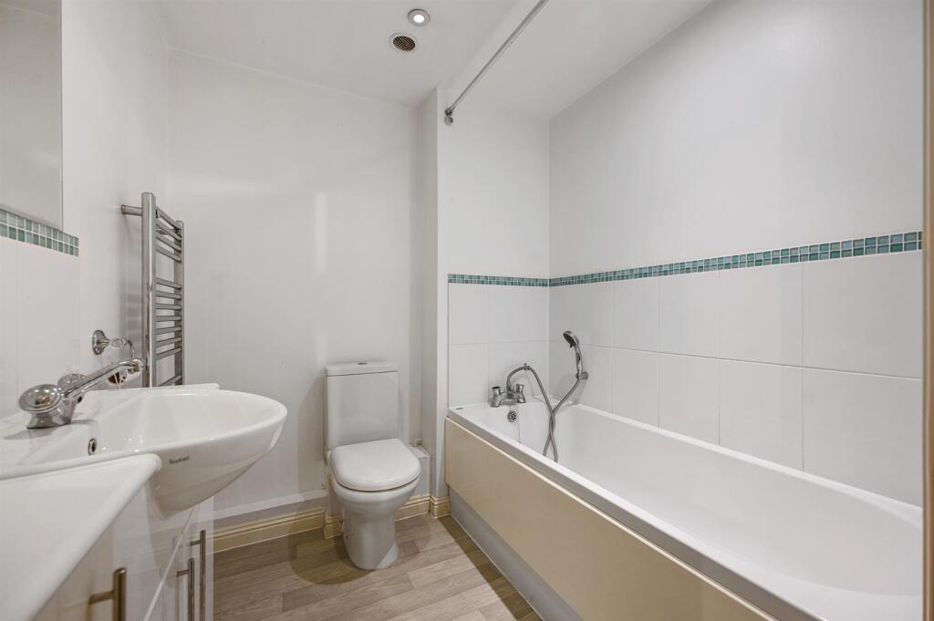 LR - Flat 6, 45 Avian Avenue - Bathroom1 (1).jpg
