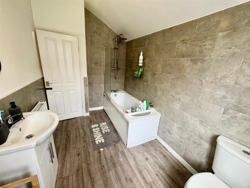 Bathroom 2.jpg