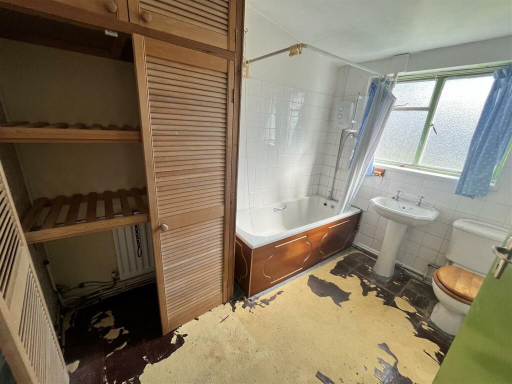 GROUND FLOOR BATHROOM