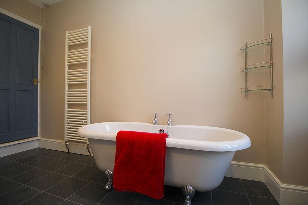 Roll top bath