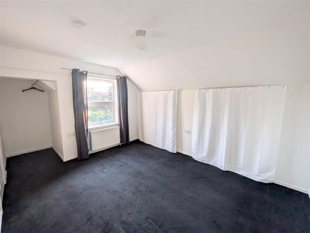 Middle bedroom without stuff.jpg