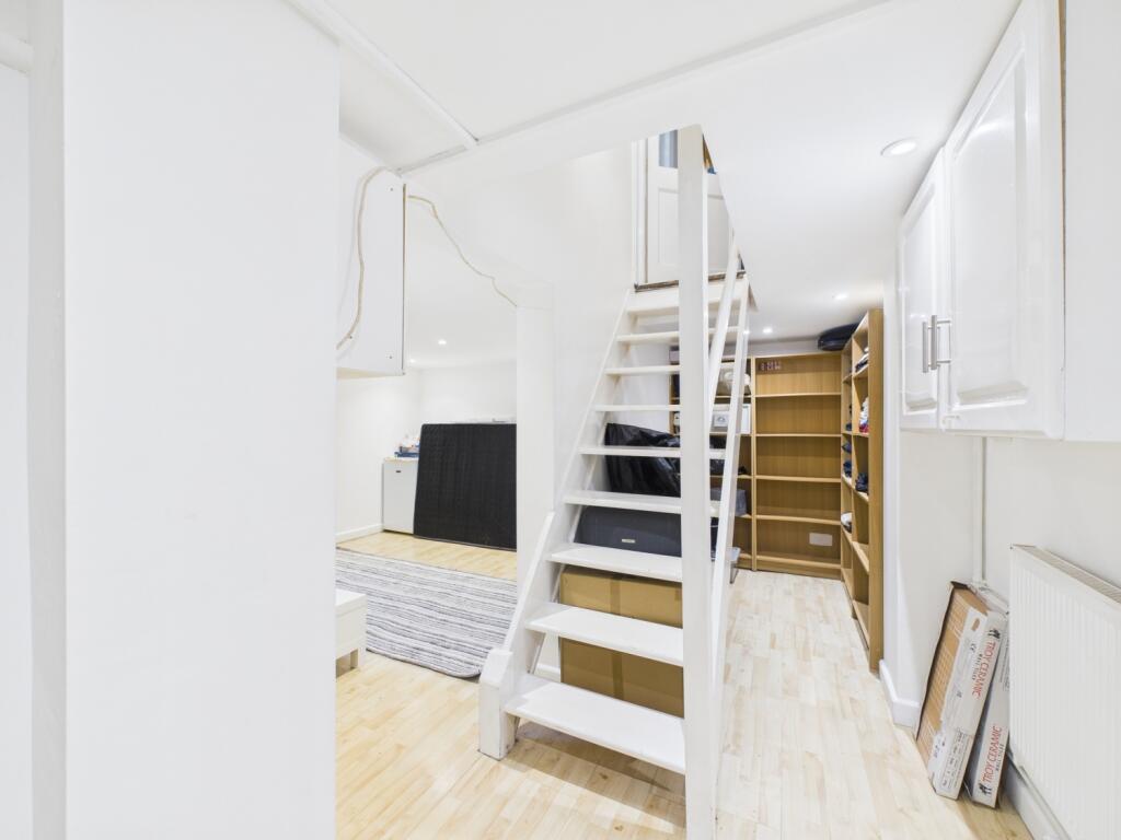 CAM03062G0-PR0215-STILL007