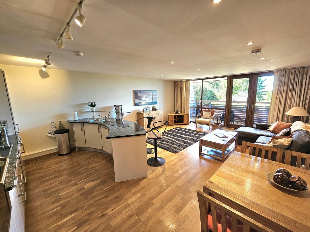 KITCHEN / DINER / LOUNGE