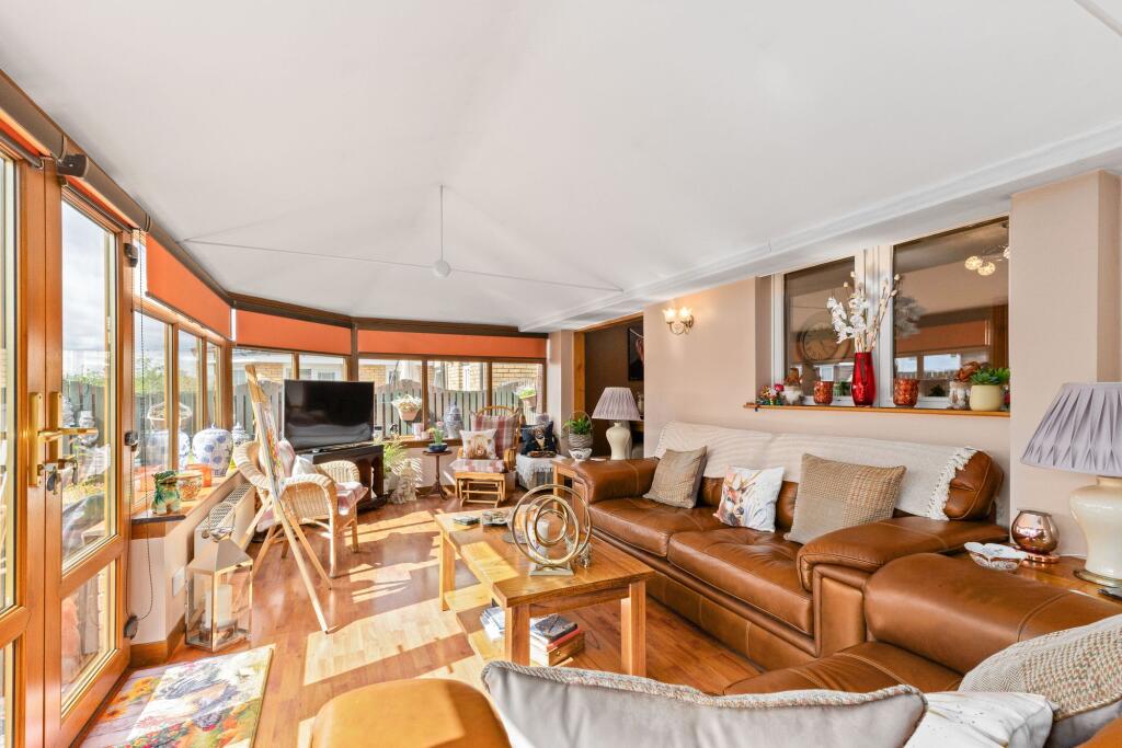 Conservatory / Second Lounge