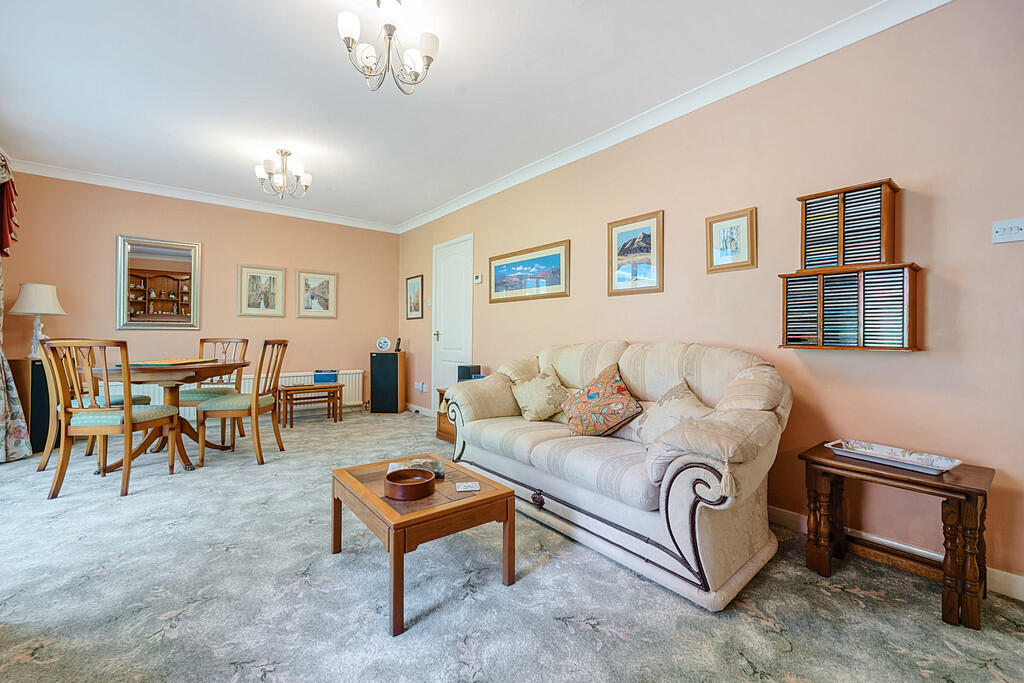 Lounge/dining roo...