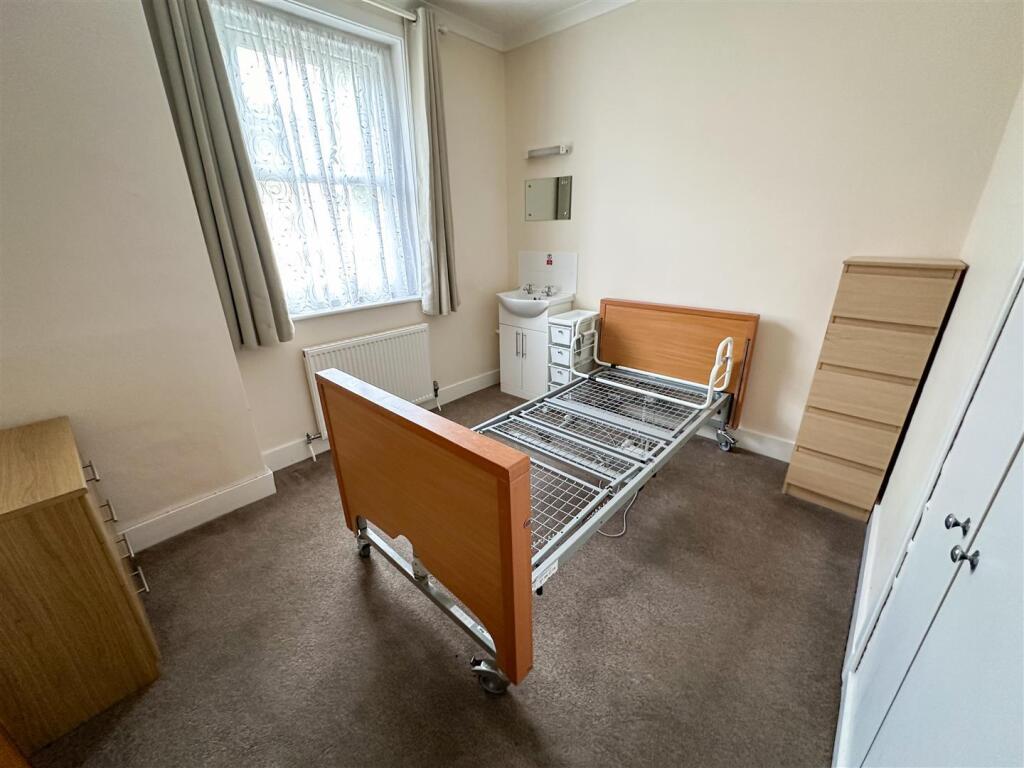 BEDROOM 8