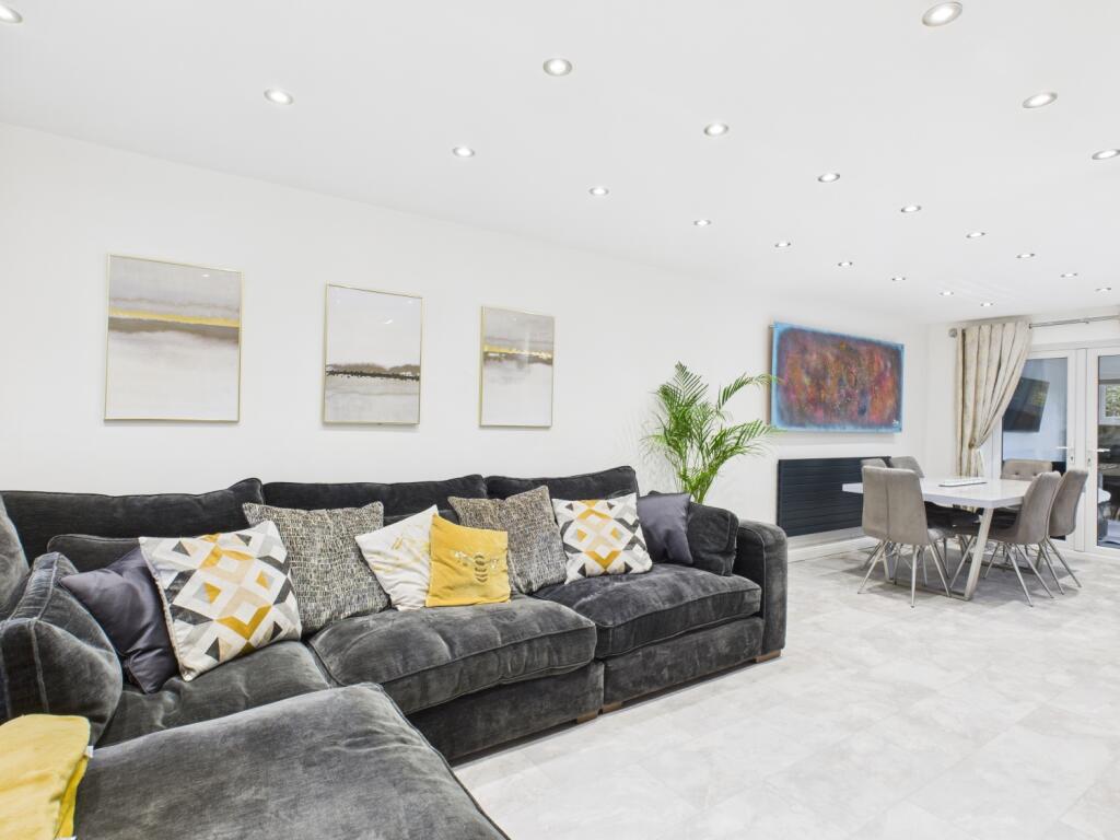 CAM03729G0-PR0181-STILL027