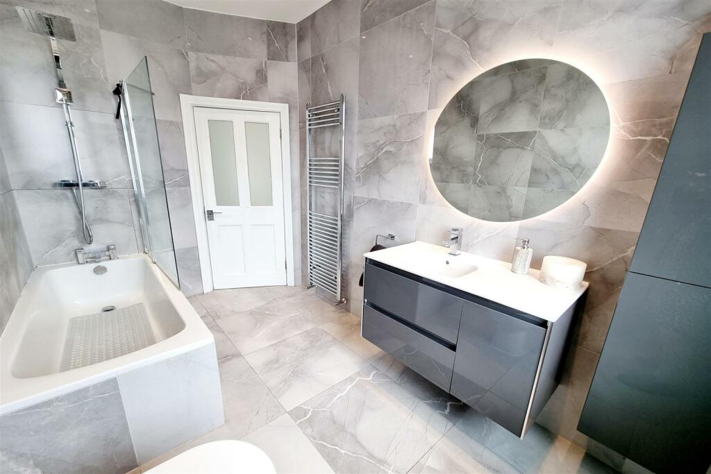 LUXURY BATHROOM: