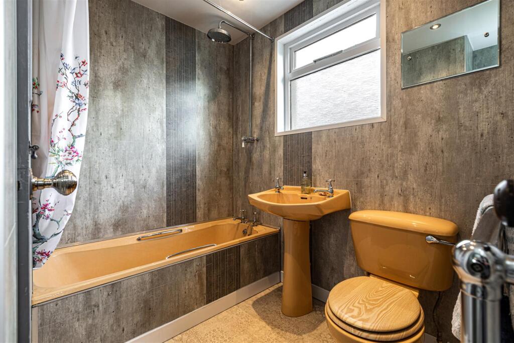 2 Alpine Crescent Thornhill 37.JPG