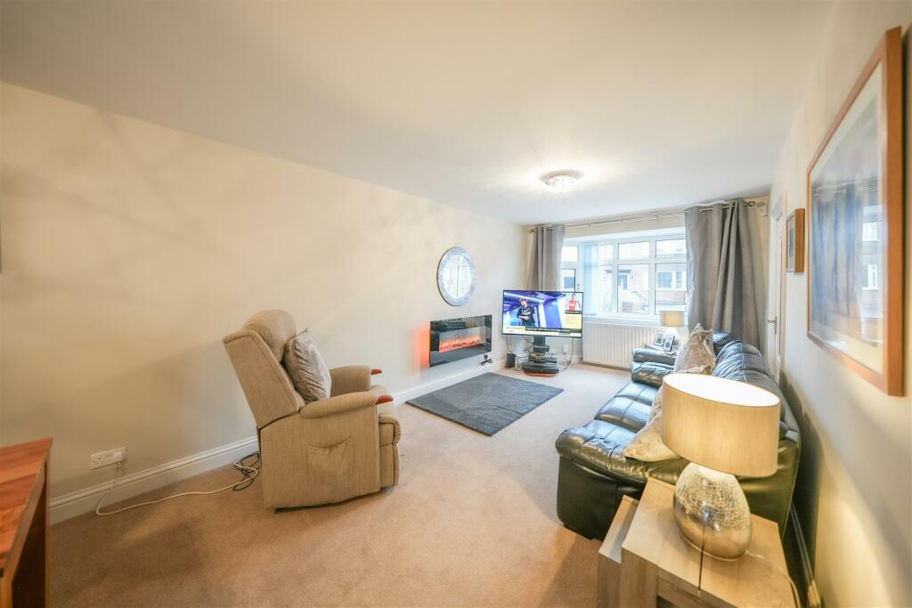 SITTING ROOM/DINING ROOM
