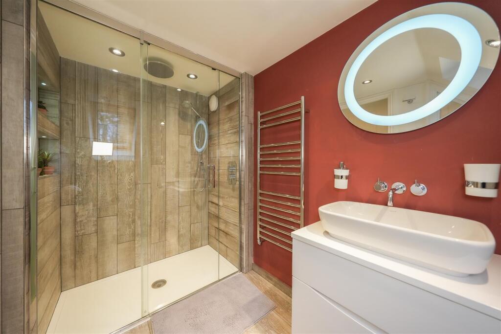 EN-SUITE SHOWER ROOM