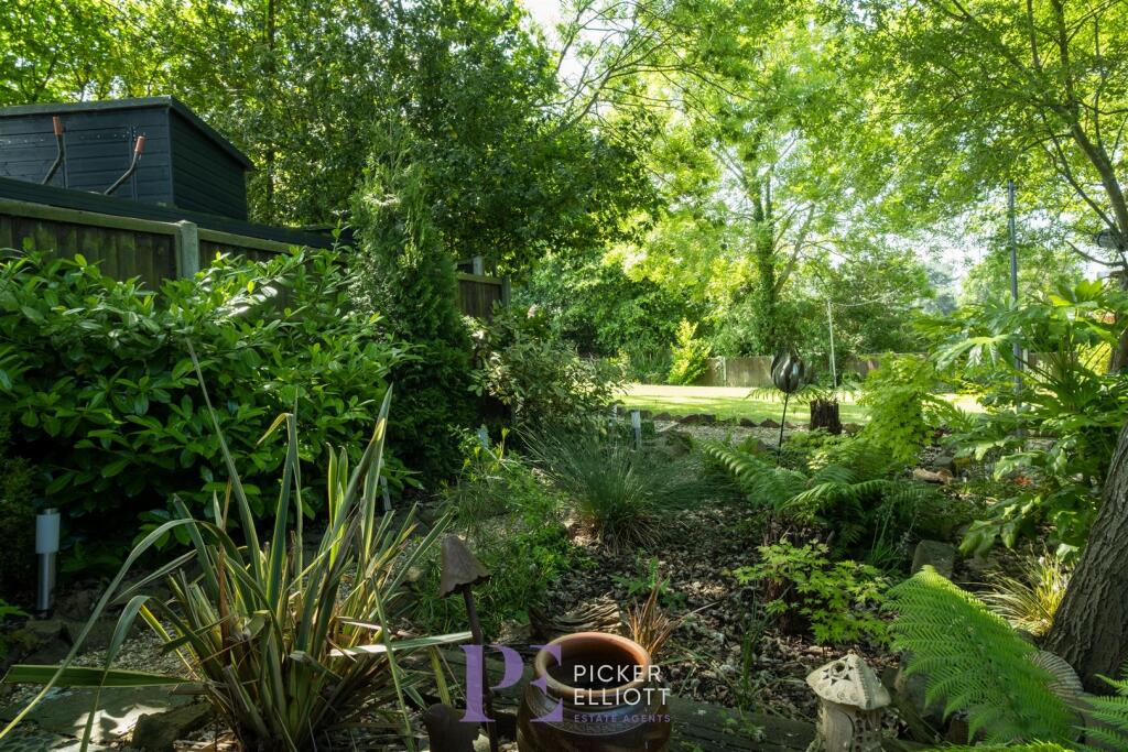 Large Landscaped Rear Garden