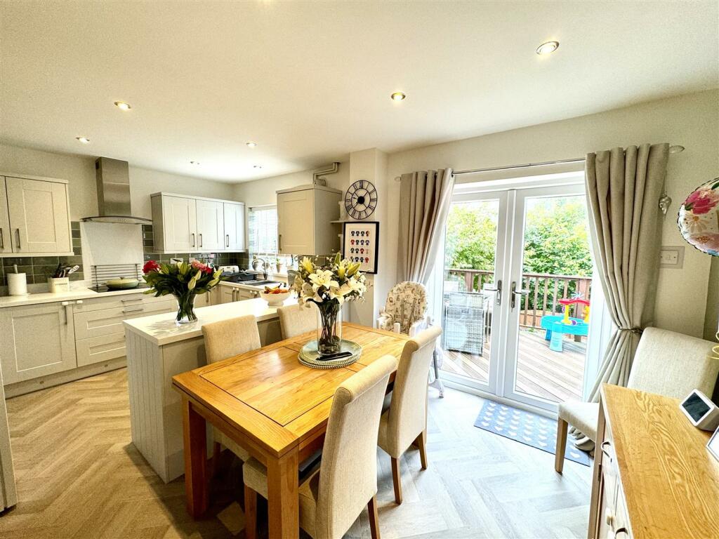 KITCHEN/DINING ROOM